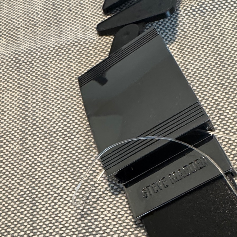 Steve Madden Textured Black Leather Belt with Modern Buckle - Picture 2 of 3